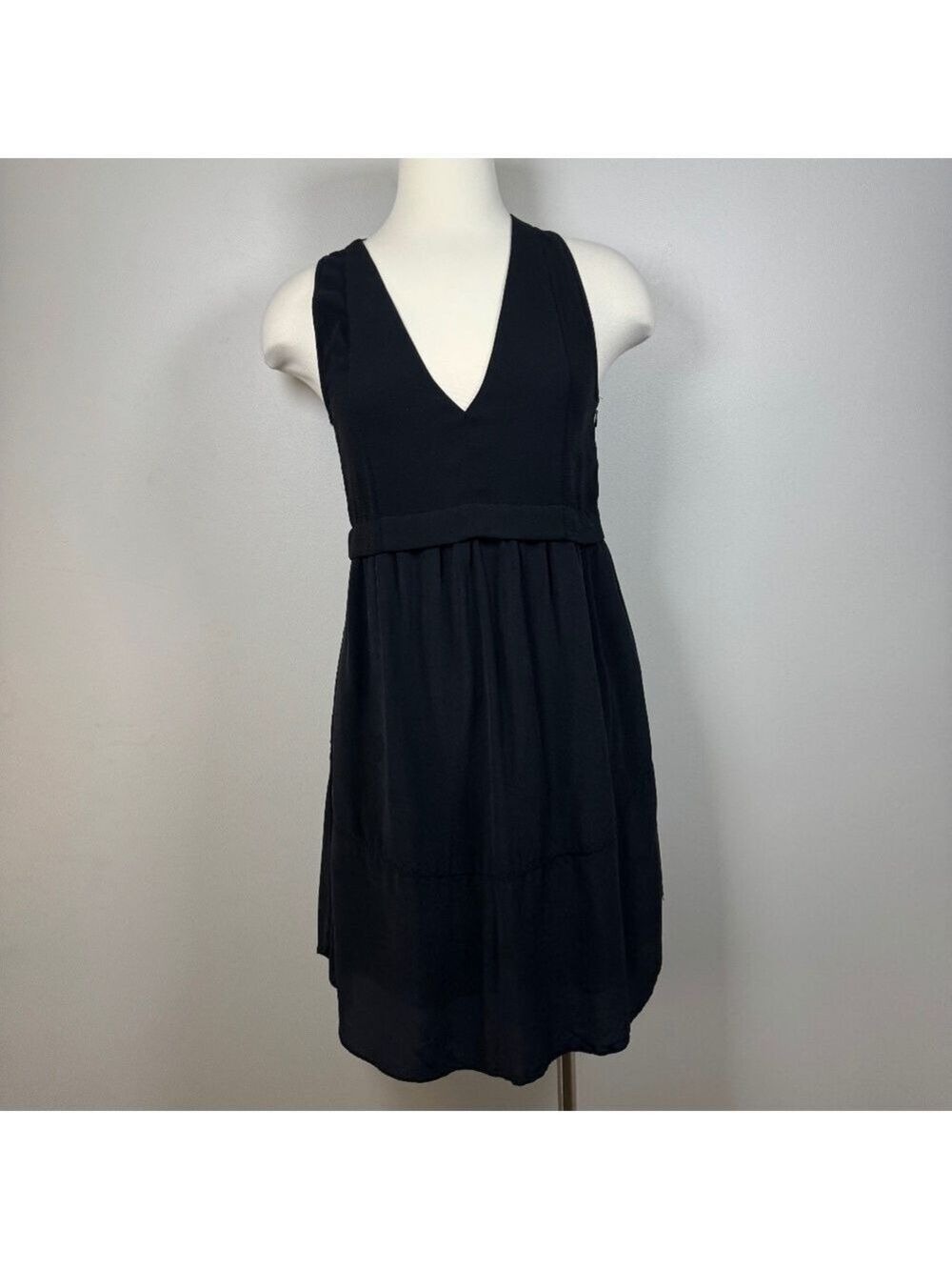 Aritzia x Wilfred Vignette Dress in Black Sleeveless Mini Dress Silk size 4